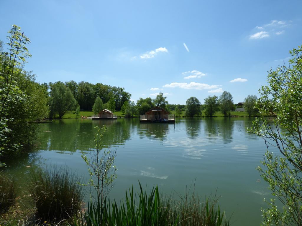 Готель Cabanes Flottantes Du Lac De Pelisse Douzains Екстер'єр фото